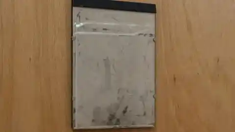 Imagen 1 de Un voluntario arruina una obra de arte moderno en museo tras limpiarla con papel higiénico