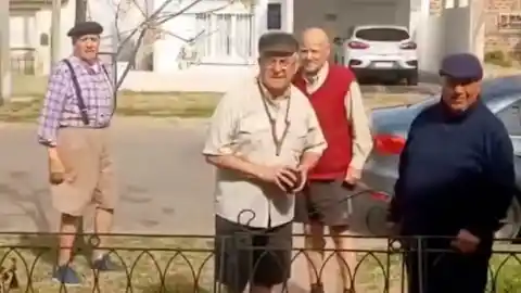 Imagen 1 de Un grupo de ancianos recrea su infancia jugando en la calle: "Homenajeamos a esos niños que seguimos siendo"