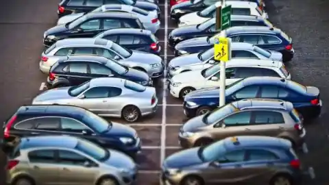 Imagen 1 de Los contras de tener el coche aparcado en la calle durante mucho tiempo: de sufrir desperfectos a posibles multas de tráfico