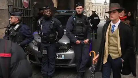 Imagen 1 de El 'detective del Louvre', al descubierto: un adolescente de 15 años que ya espera que le llamen "para una película"