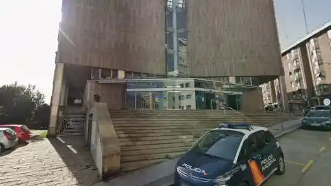 Imagen 1 de Obligados a tragarse su vómito y sin medicinas: condenado a más de 3 años de cárcel por maltratar a sus dos hijos menores