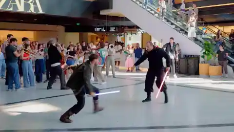 Imagen 1 de El despertar de la Fuerza en un centro comercial: unos músicos sorprenden con un número de 'Star Wars'