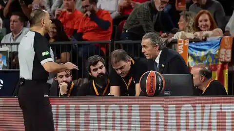 Imagen 1 de Polémica en la Euroliga: el Madrid firma bajo protesta el acta ante el Valencia por un tiempo muerto no concedido a Scariolo