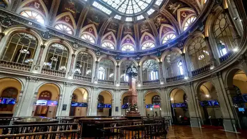 Imagen 1 de El Ibex 35 supera los 16.600 puntos y conquista su tercer máximo histórico consecutivo aupado por la banca