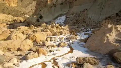 Imagen 1 de La ruta más curiosa de Alicante: el recorrido va por un sendero de sal