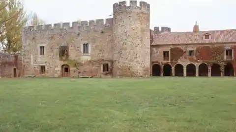 Imagen 1 de El impresionante castillo medieval que está a la venta en Soria: iglesia, torres y claustro renacentista