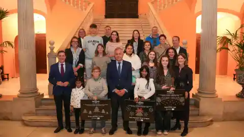 Imagen 1 de Los niños iluminan la Navidad de Sevilla con las mariquillas de la Macarena y el puente de Triana