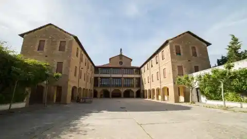 Imagen 1 de Se vende palacio en Navarra: un complejo monumental del siglo XV a media hora de Pamplona