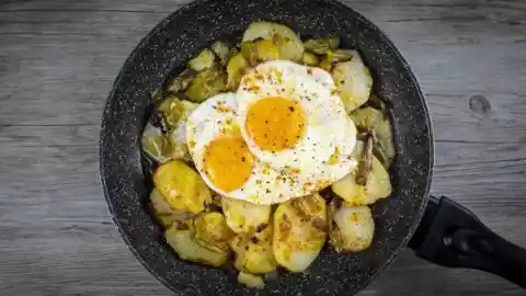 Imagen 1 de Patatas a lo pobre, una receta barata, deliciosa y fácil de hacer en casa con cuatro ingredientes