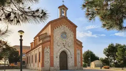 Imagen 1 de El pueblo de Alicante donde se alojan Messi y la selección argentina: una villa rodeada de cultivos