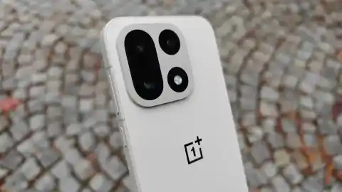 Imagen 1 de El OnePlus 15 llega con batería de 7.300 mAh, fluidez de 165 Hz y el último y mejor Snapdragon