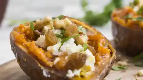 Imagen 1 de Boniato relleno de dátiles, queso feta y nueces, una receta barata y fácil de hacer