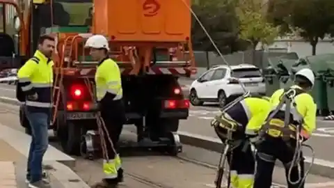 Imagen 1 de Un camión de basura choca contra la catenaria del tranvía de Zaragoza y corta el servicio
