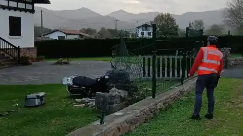Imagen 1 de Muere un motorista al sufrir un accidente por la caída de un poste eléctrico en Navarra