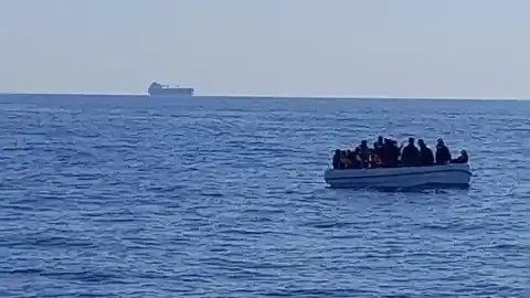 Imagen 1 de Llega una patera con 126 migrantes al muelle de La Restinga de El Hierro
