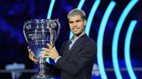 Imagen 1 de Alcaraz recibe el trofeo de número uno del año 2025: "Muy orgulloso, significa el mundo para mí"