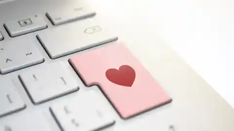 Imagen 1 de Nuestros primeros pasos ligando online: Badoo cumple años y nos recuerda cómo era internet antes del 'match'