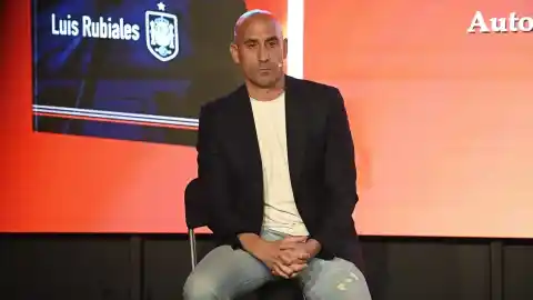 Imagen 1 de Así se vivió el ataque a Luis Rubiales desde dentro: el tercer huevo, unos 'picos' y máxima tensión en la sala