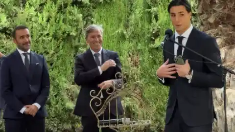 Imagen 1 de Santi Cañizares se casa y su hijo le suelta esta pulla ante Paco González y Juanma Castaño: "Por mí no ha cogido un avión para verme"