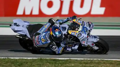 Imagen 1 de Álex Márquez le arrebata la victoria a Pedro Acosta en la última Sprint del año