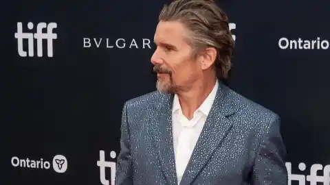 Imagen 1 de La curiosa vida de Leslie, la madre de Ethan Hawke: de Manhattan a ayudar a mujeres en Rumanía