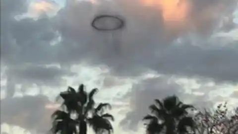 Imagen 1 de Un misterioso anillo negro, avistado sobre Disneyland: "Los extraterrestres saben cuál es el lugar más feliz"