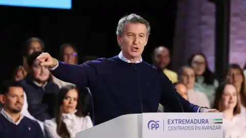 Imagen 1 de Feijóo se compromete en Extremadura a que la central nuclear de Almaraz no se cierre: "Tenéis mi palabra"