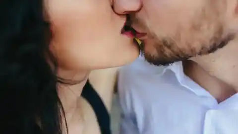 Imagen 1 de Raquel Mascaraque, experta en neurociencia: "Un beso puede generar más conexión que el sexo"