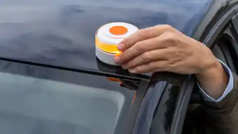 Imagen 1 de ¿Es cierto que la baliza V16 puede rastrearnos en todo momento? Esto es lo que dice la DGT