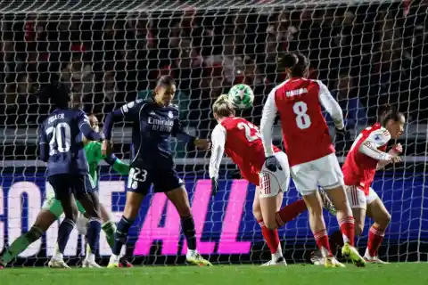 Imagen 1 de El Madrid compite pero cae en el campo del campeón de Europa