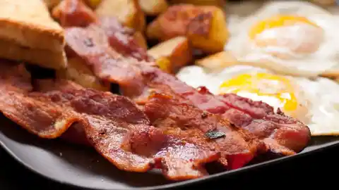 Imagen 1 de Cómo hacer bacon crujiente: el truco para dejarlo perfecto en sartén, horno o microondas