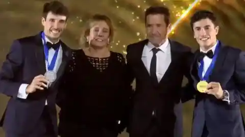 Imagen 1 de Emoción en la familia Márquez en los MotoGP Awards: lágrimas por Marc, efusivo aplauso a Álex, los padres rompen el protocolo...