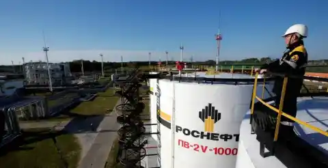Imagen 1 de La entrada en vigor de las sanciones a Rosneft y Lukoil dejan en el limbo millones de barriles de petróleo ruso