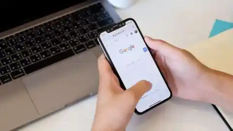 Imagen 1 de Google experimenta con titulares hechos con IA en Discover y surgen quejas por clickbait y errores