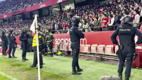 Imagen 1 de Sanción al Sevilla por los incidentes en el derbi: clausura parcial del Sánchez Pizjuán y multa