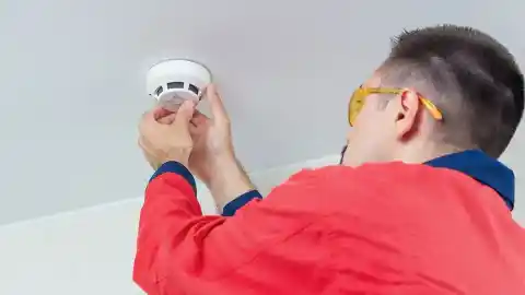 Imagen 1 de Barcelona prevé hacer obligatorio que las viviendas tengan detector de humos