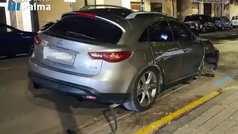 Imagen 1 de Un conductor que triplicaba la tasa de alcoholemia provoca un accidente en Palma y huye sin una de las ruedas