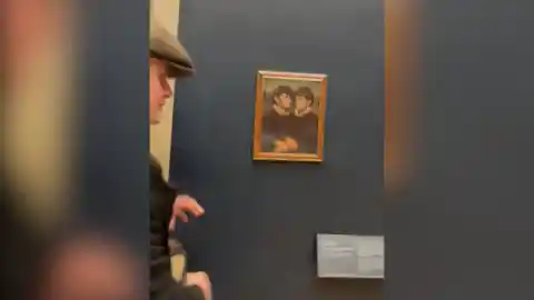 Imagen 1 de Dos 'tiktokers' burlan la seguridad del Louvre y cuelgan un retrato sin que nadie se dé cuenta