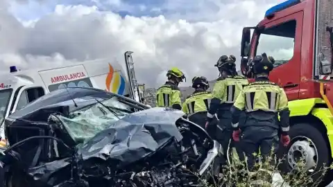 Imagen 1 de Diez heridos tras un choque frontal entre un coche y una ambulancia con siete pacientes a bordo