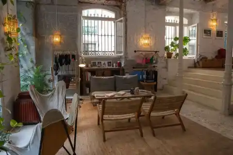 Imagen 1 de Tres planes interesantes en Madrid para esperar la Navidad: libros sobre el amor, pizza y una clase de hot yoga