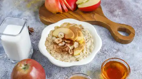 Imagen 1 de Porridge de avena con manzana, chocolate y canela, un desayuno saludable por menos de 3€
