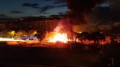 Imagen 1 de Incendio en Barcelona: dos heridos por el fuego en un asentamiento del distrito de Sant Martí