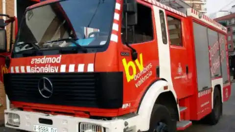 Imagen 1 de Una mujer rescatada y decenas de desalojados en el incendio de una vivienda en Valencia