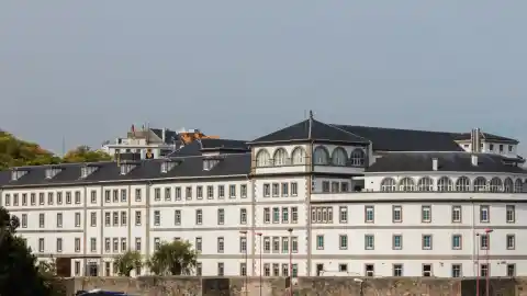 Imagen 1 de Auxilian a una mujer con la cabeza atrapada en una verja de un hospital de A Coruña