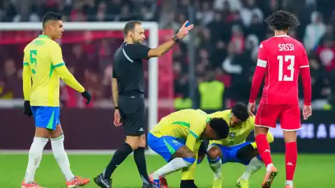 Imagen 1 de Militao abandona lesionado el Brasil - Túnez y saltan las alarmas en el Real Madrid