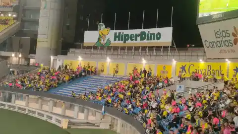 Imagen 1 de Multan con 600 euros a diez aficionados de Las Palmas que superaron la tasa de alcohol 0,0% en la grada