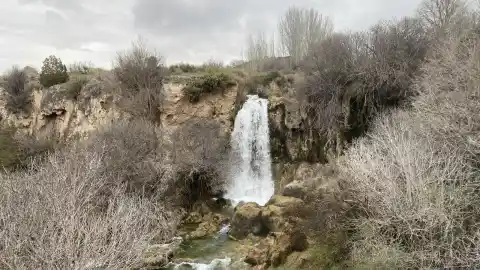 Imagen 1 de La joya oculta en las Lagunas de Ruidera: la ruta a un impresionante salto de agua cuyo origen es del siglo XVI