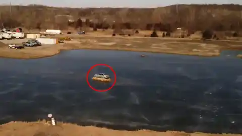 Imagen 1 de 'Volvo Island', el destino turístico para ver un coche varado en medio de un lago