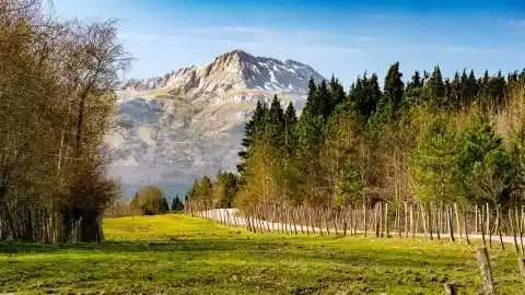 Imagen 1 de La sencilla ruta de senderismo en el País Vasco entre cascadas e impresionantes montañas