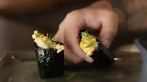 Imagen 1 de Qué es un hand roll bar y tres opciones en Madrid que no decepcionan